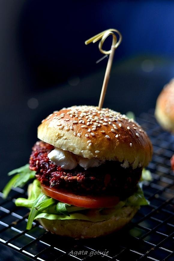 Buraczane burgery wegetariańskie z kaszą jaglaną i warzywami
