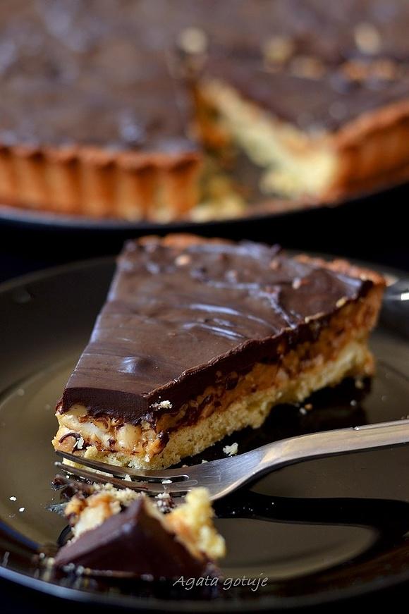 Tarta z orzeszkami ziemnymi, kajmakiem i czekoladą