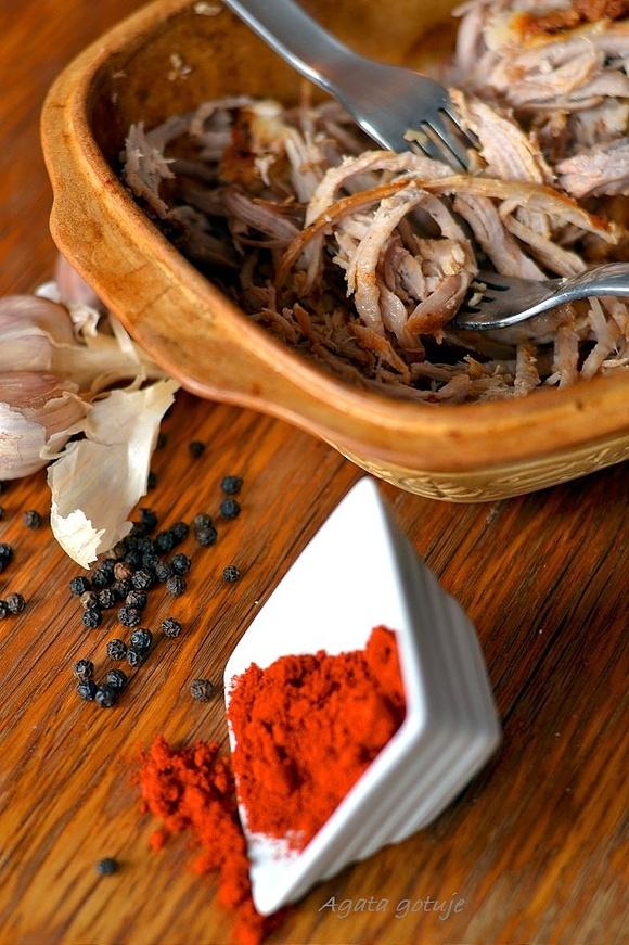 Pulled pork - wyczesana wieprzowina z wędzoną papryką