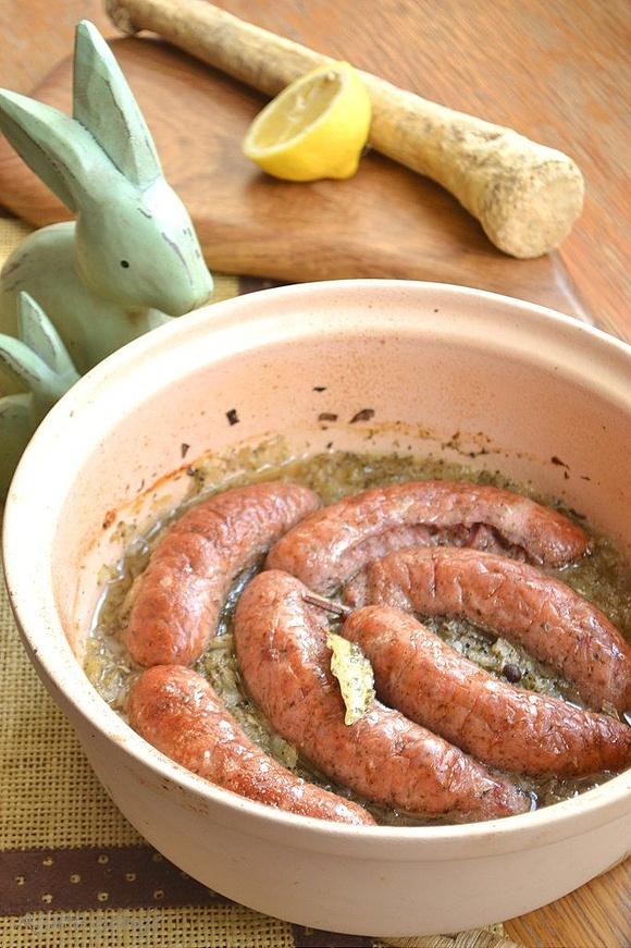 Biała kiełbasa pieczona w garnku rzymskim
