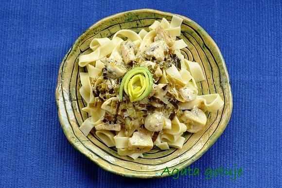Tagliatelle z śmietanowym sosem pieczarkowo-porowym