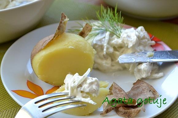 Śledź z cebulą w śmietanie i ziemniaki w mundurkach