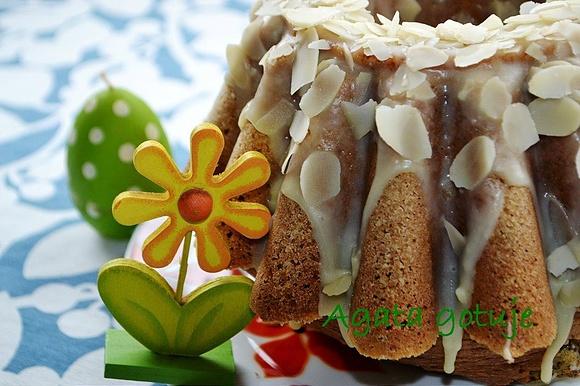 Makowo-migdałowa biała babka wielkanocna