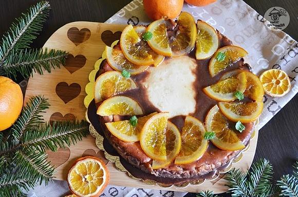 Sernik na ciasteczkowym spodzie z czekoladą i pomarańczami