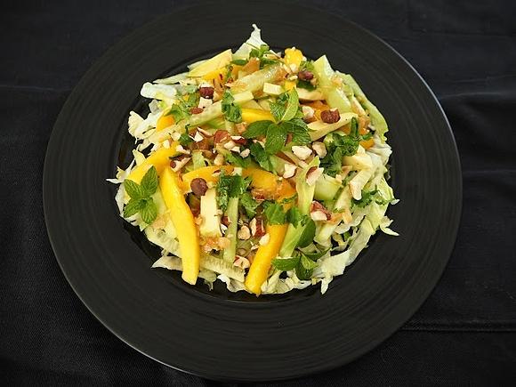 Sałatka z awokado, orzechami i mango
