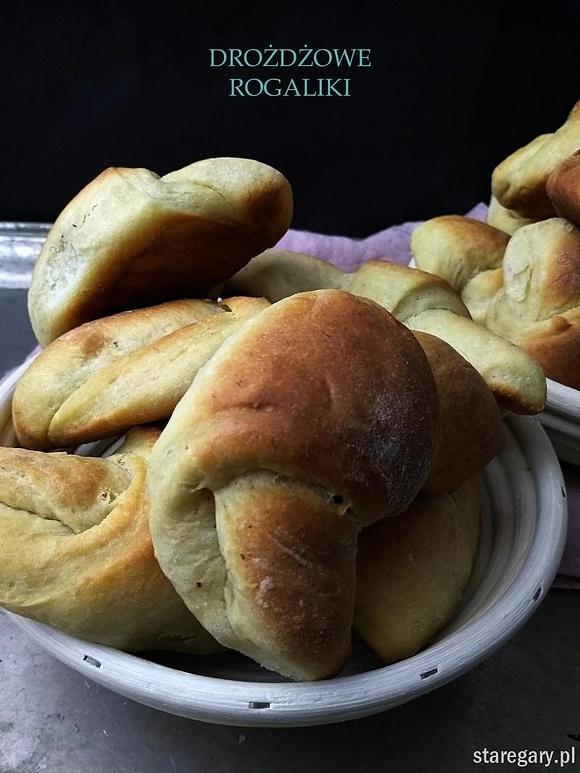 Bananowe rogaliki drożdżowe z jabłkami - wypiekanie na śniadanie