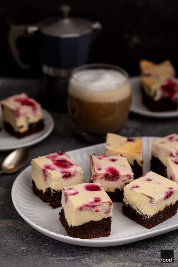 Sernikobrownie z malinami