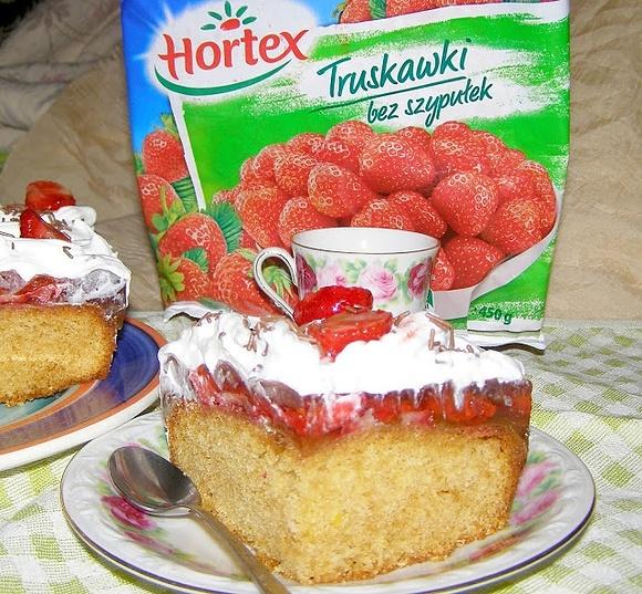 Ciasto ucierane z chałwą truskawkami galaretką i bitą śmietaną