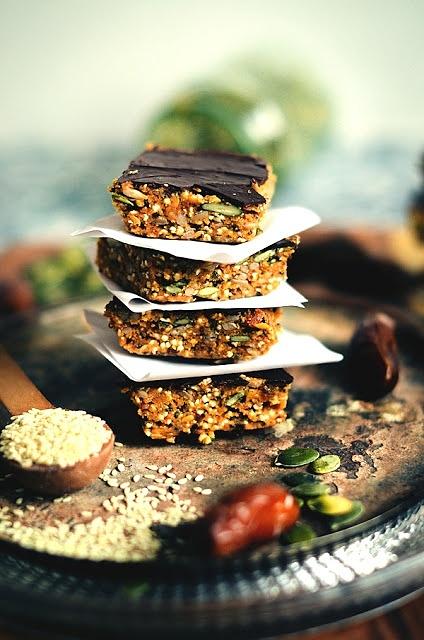 Batoniki orzechowo-daktylowe z tahini