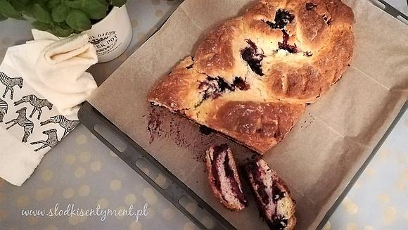 Warkocz drożdżowy z jagodami i malinami