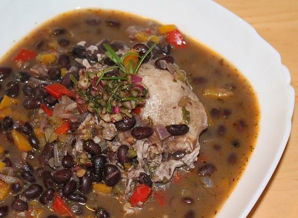 Zupa z czarnej fasoli z jajkiem i pikantną salsą Jamie Oliver