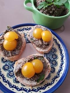 Pasta z czarnych oliwek kaparów i anchois