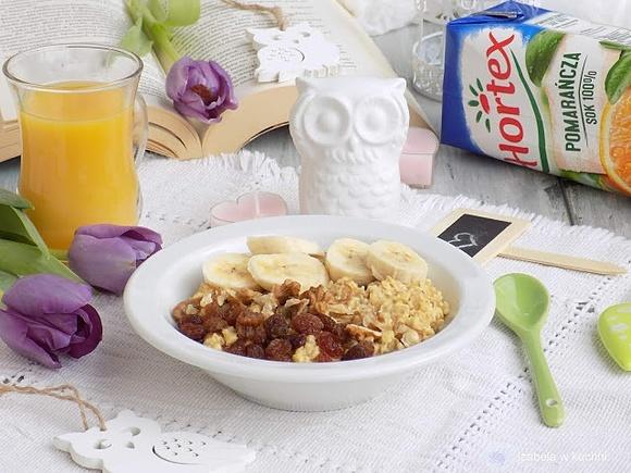 Owsianka na soku pomarańczowym z bakaliami i bananem