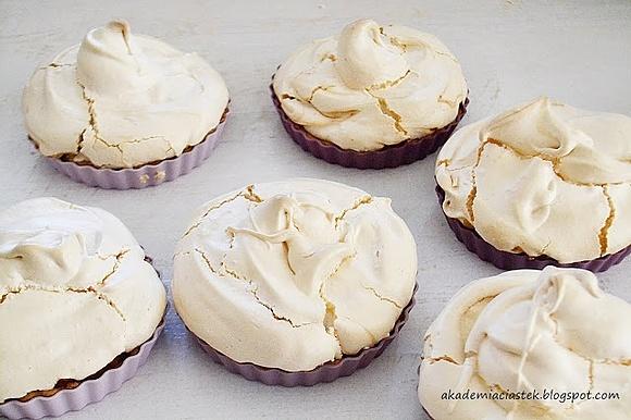 Krucha mini tarta z jabłkami i bezą