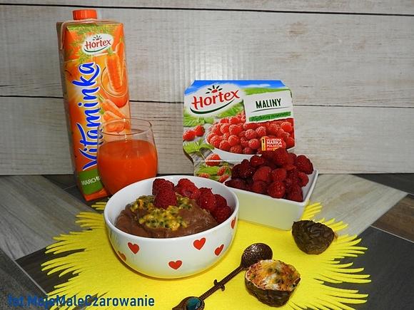 Krem czekoladowy z awokado, malinami i marakują