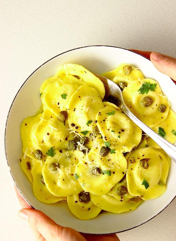 Pierożki ravioli z kaparami i sosem cytrynowym