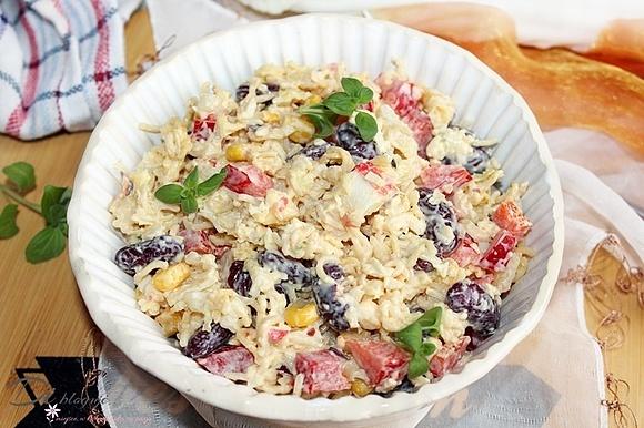 Sałatka z zupek chińskich z paluszkami surimi i żółtym serem