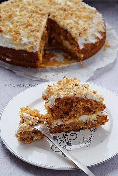 Tort marchewkowy z mascarpone, kokosem i orzechami