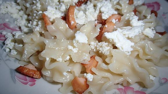 Makaron z białym serem i parówką. Szybkie i proste danie.