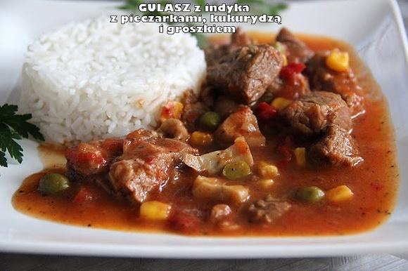 Gulasz z indyka z pieczarkami kukurydzą i groszkiem