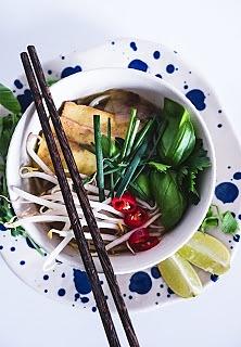 Pho z tofu na warzywnym bulionie