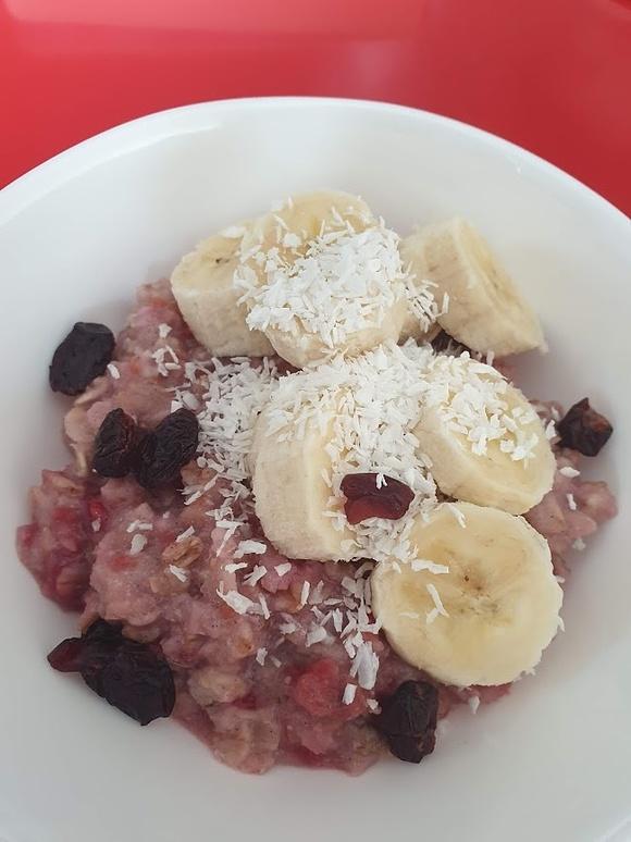 Owsianka malinowa z bananem