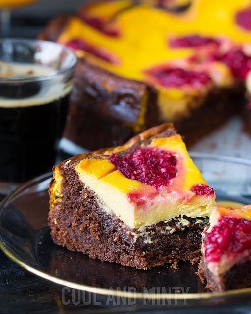 Sernikobrownie z mango i malinami