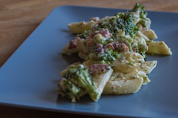 Penne w sosie brokułowo-boczkowym
