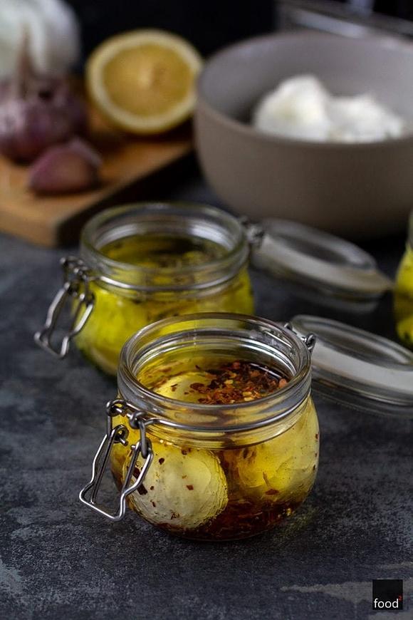 Labneh marynowany w oliwie