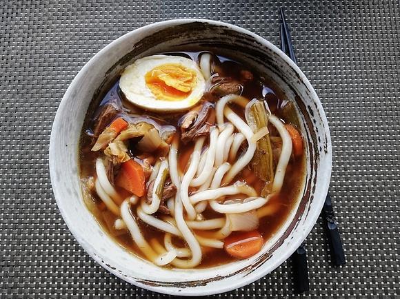 Udon z mięsem i warzywami w długo gotowanym wywarze