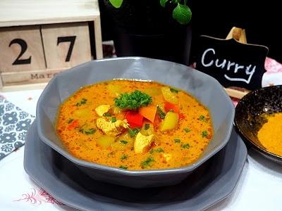 Zupa curry z kurczakiem i cukinią