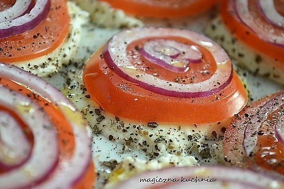 Mozzarella z pomidorem i cebulą