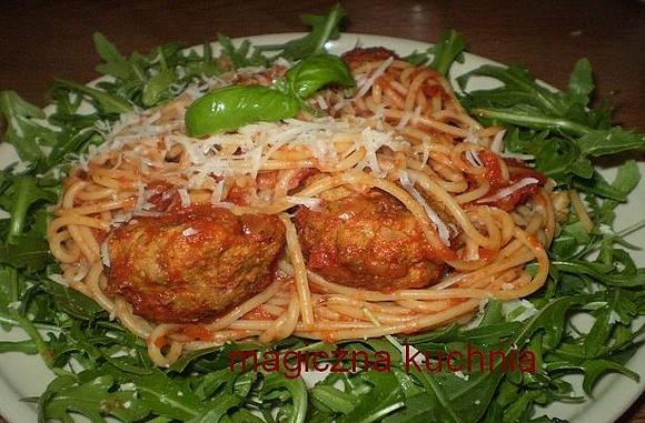 Klopsiki z indyka z sosem pomidorowym i makaronem spaghetti