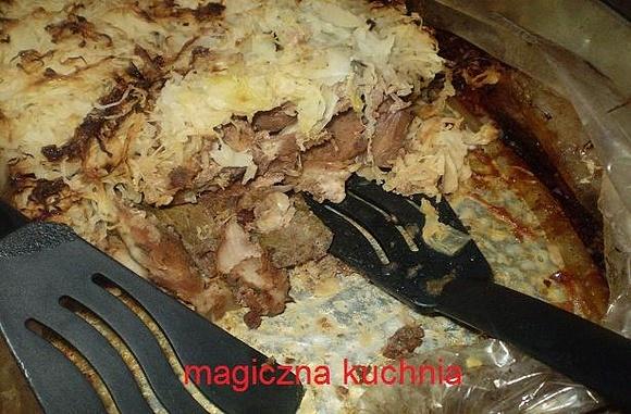 Pieczona karkówka z pierzynką z kiszonej kapusty
