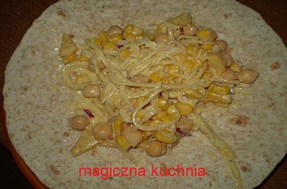 Sałatka z ciecierzycy z sosem curry