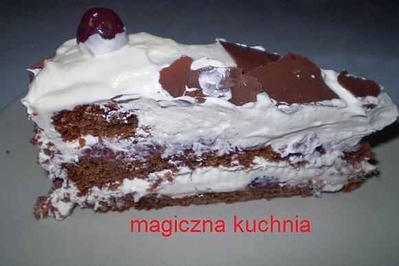 Czekoladowy tort z bitą śmietaną i owocami