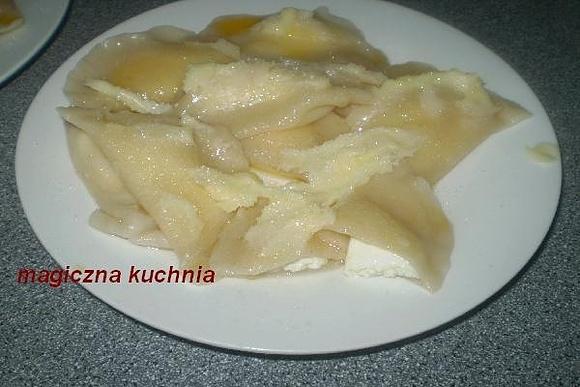 Pierogi z serem i jabłkami polane smażoną śmietaną