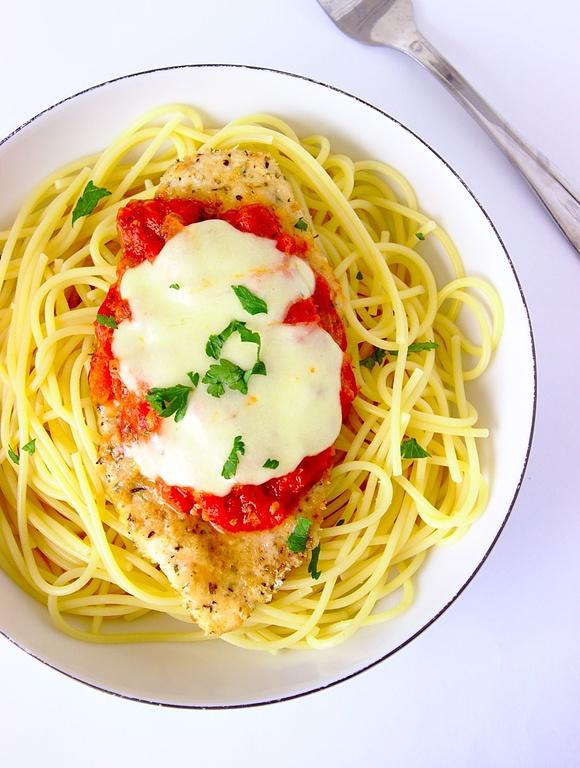Pieczone filety z kurczaka w parmezanie z sosem marinara i mozzarellą