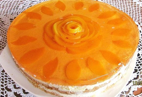 Tort serowy z brzoskwiniami