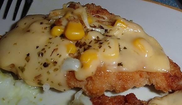 Kotlet pod pierzynką z kukurydzy i sera żółtego