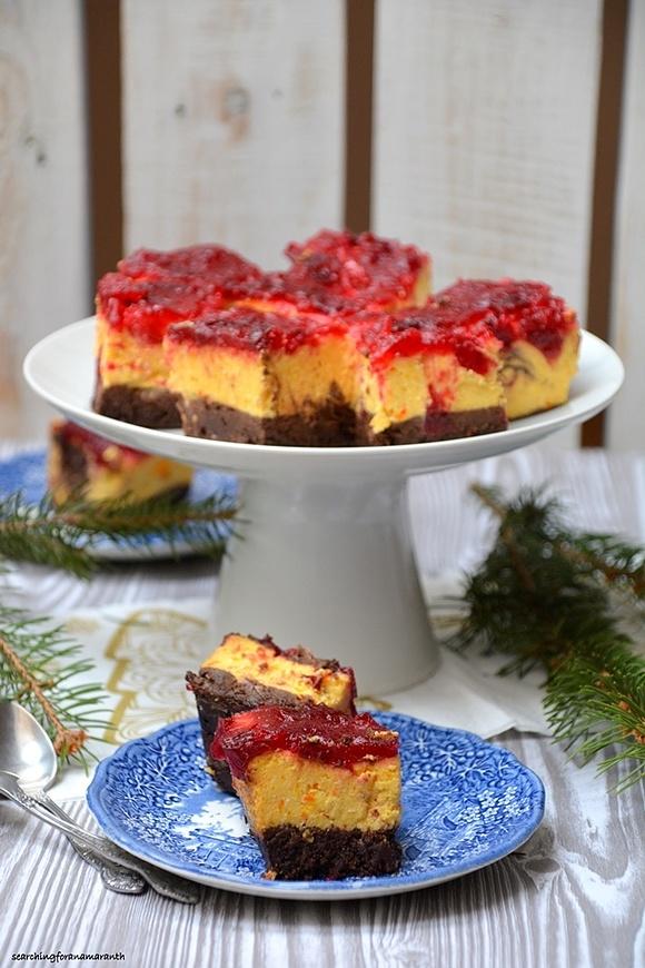 Sernik dyniowy na spodzie brownie z konfiturą żurawinową