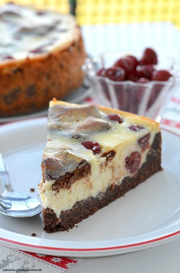 Tarta śmietanowa z wiśniami i pierniczkami