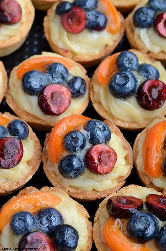 Mini tartaletki z kremem pâtissière i owocami