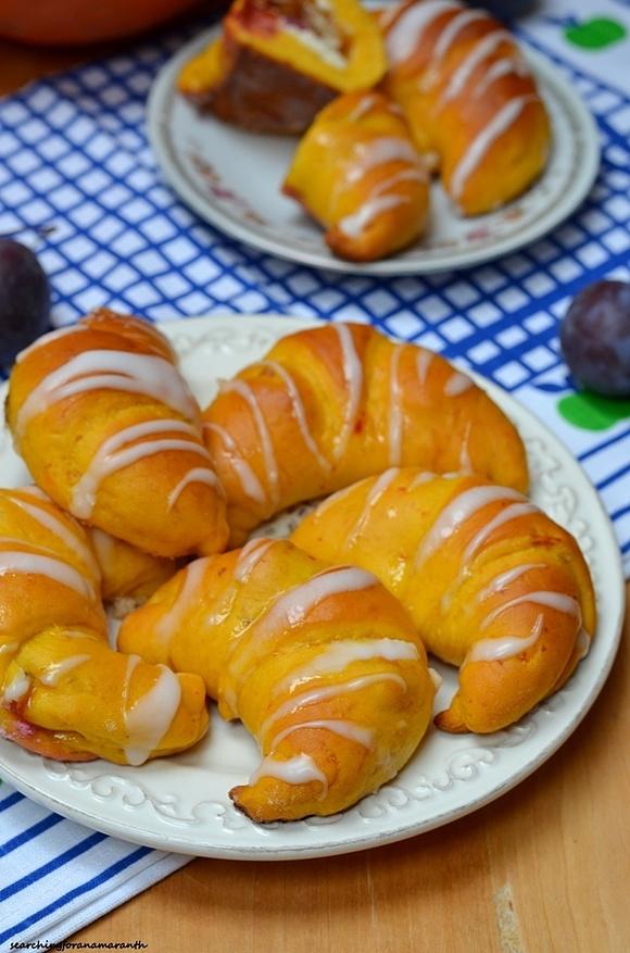 Drożdżowe rogaliki dyniowe ze śliwkami i serem