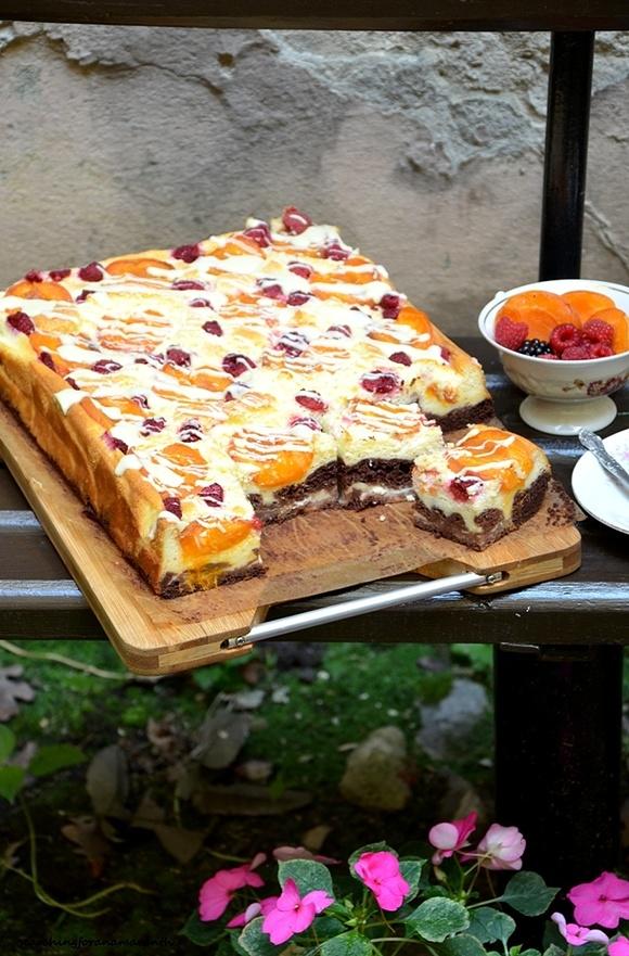 Łaciaty sernik ze śmietany z morelami i malinami