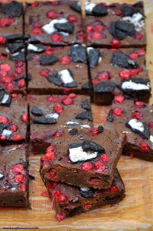Brownie z oreo i porzeczkami