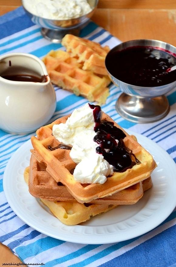 Gofry z jagodową frużeliną