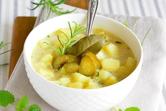 Zupa ziemniaczana z kiszonymi ogórkami na rosole