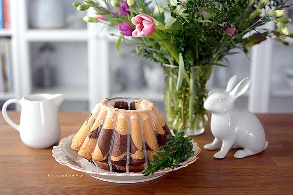 Babka marmurkowa z filmem – prosty przepis na ciasto czekoladowo-waniliowe