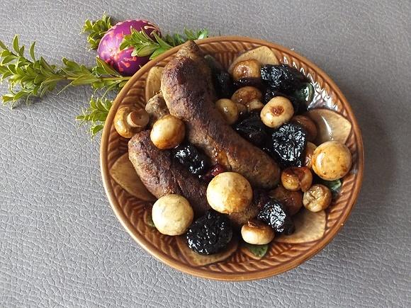 Biała kiełbasa pieczona z pieczarkami i śliwką